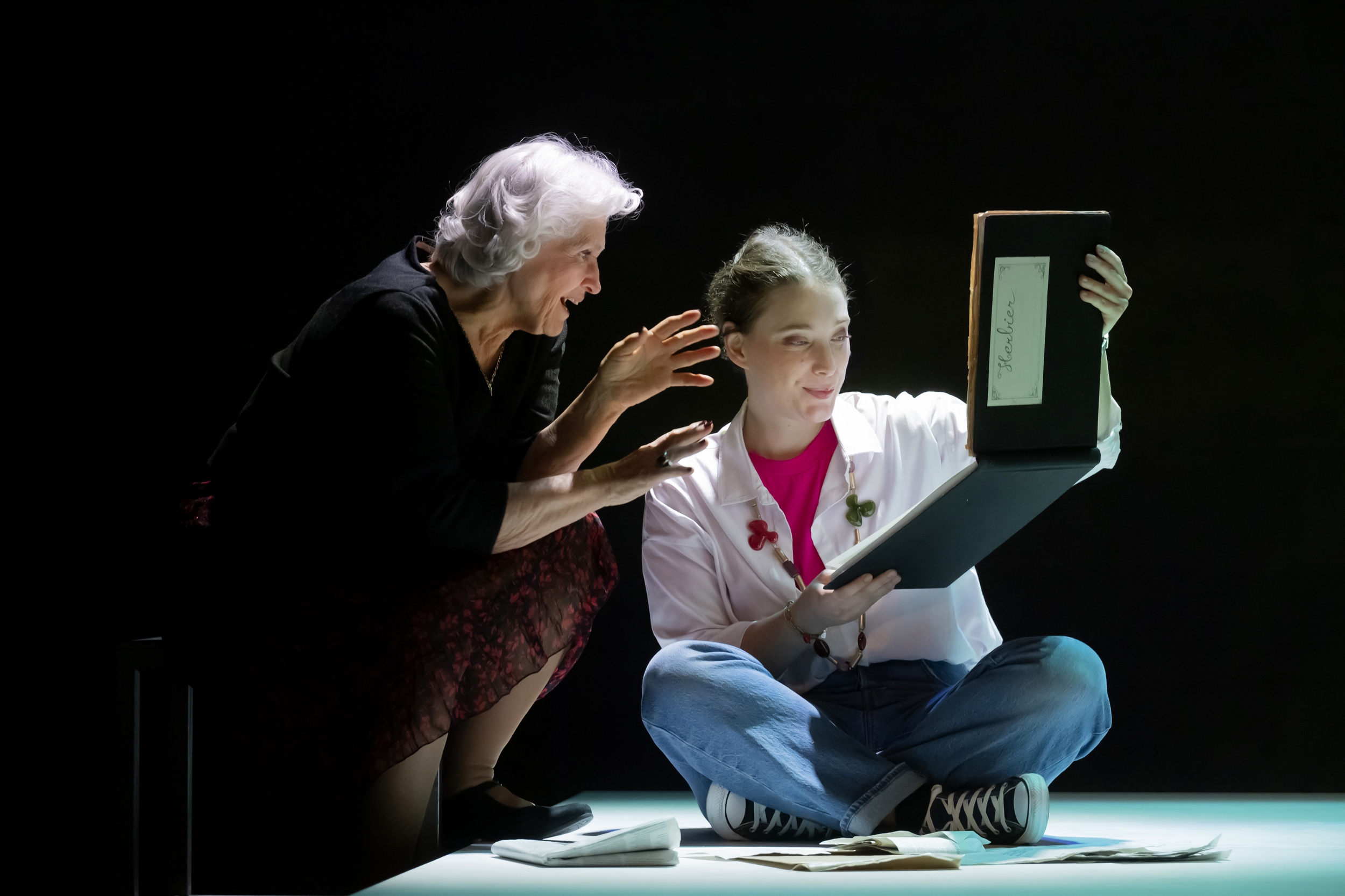 FRA - THEATRE - LA DECOUVREUSE OUBLIEE