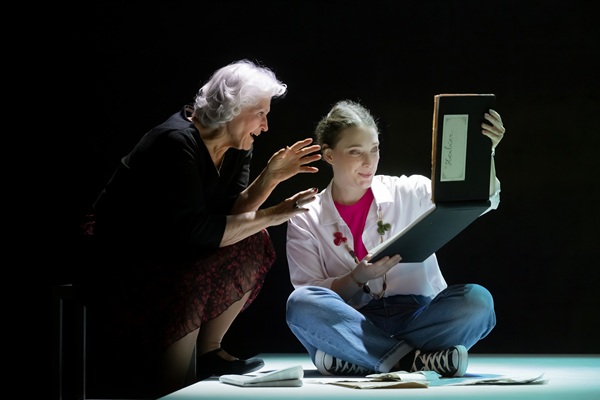 FRA - THEATRE - LA DECOUVREUSE OUBLIEE