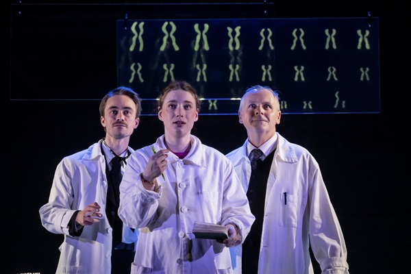 FRA - THEATRE - LA DECOUVREUSE OUBLIEE