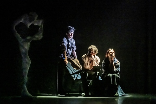 FRA - THEATRE - ENQUETE DE FAMILLE