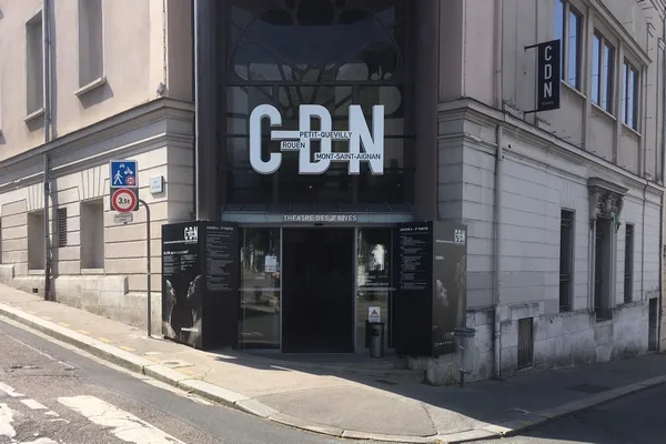 Le Centre Dramatique National de Normandie-Rouen est à la fois lieu de création et lieu de programmation pluridisciplinaire avec également des spectacles « jeune public ». Le CDN programme sur 3 sites : le Théâtre de la Foudre à Petit-Quevilly, le Théâtre des deux rives à Rouen et l'Espace Marc Sangnier à Mont-Saint-Aignan.